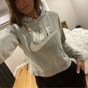 Cropped Nike sweatshirt